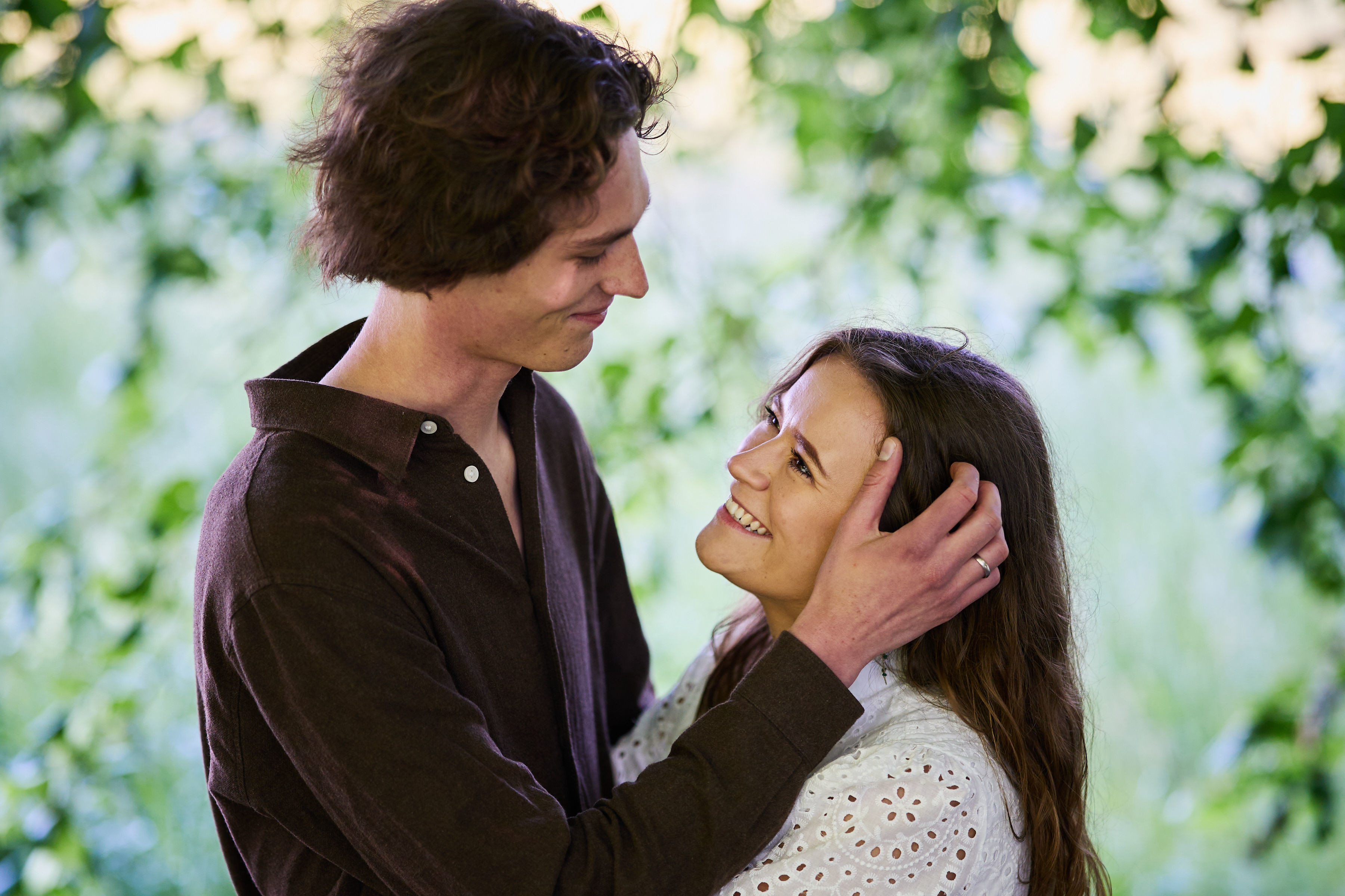 Vetle og Martine smiler til hverandre, bildet er svart-hvitt