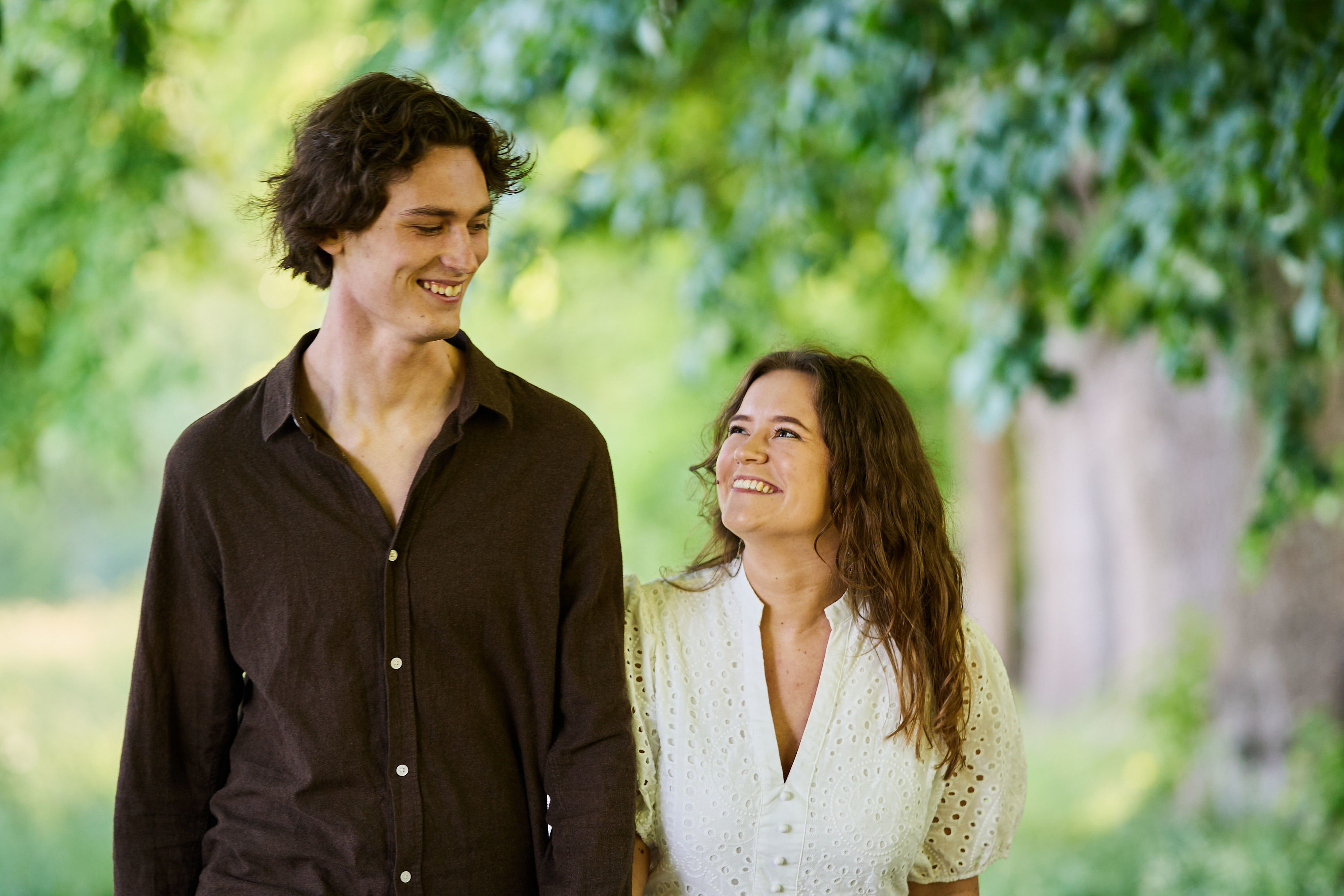 Vetle og Martine smiler til hverandre, bildet er svart-hvitt