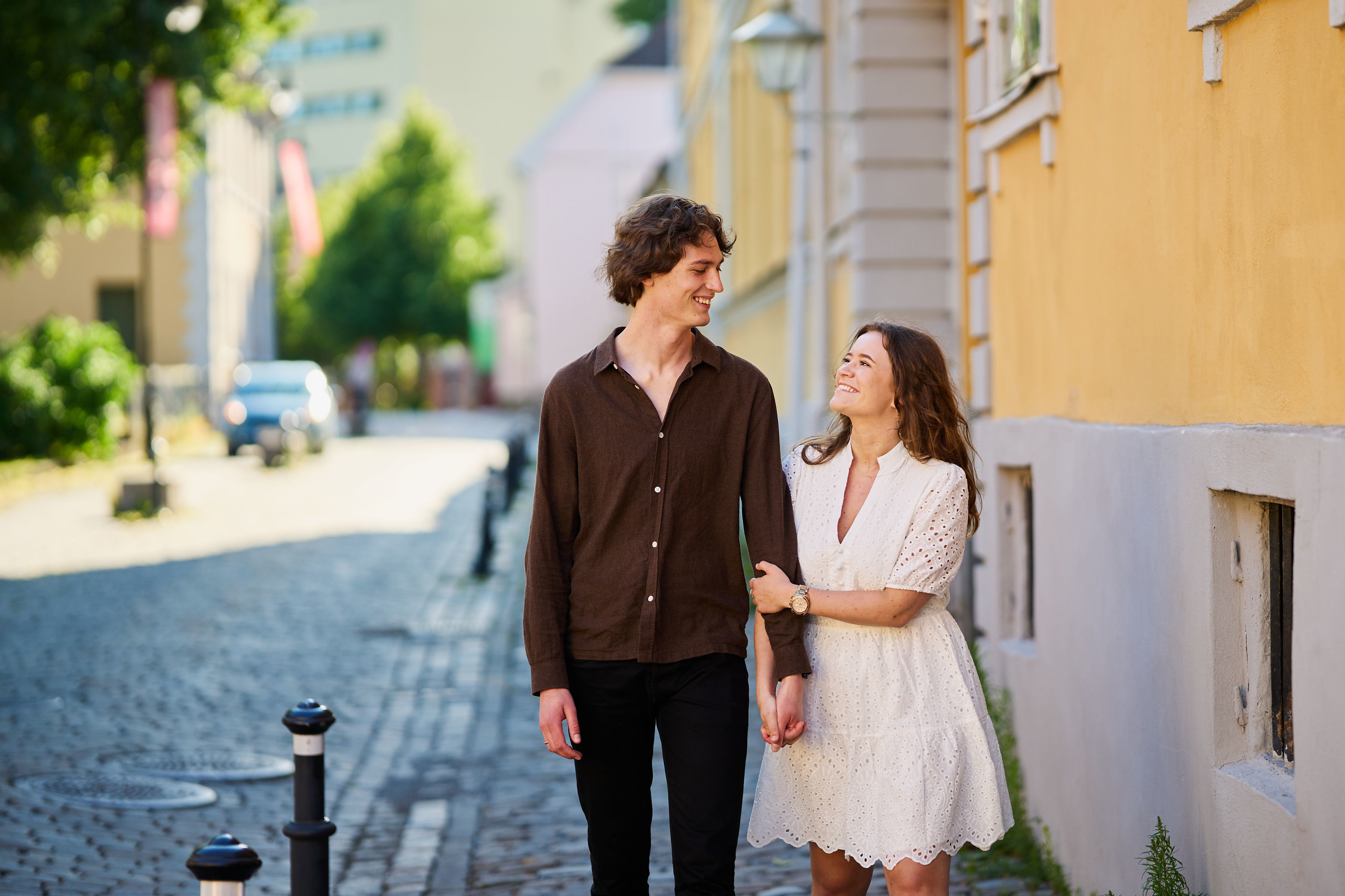 Vetle og Martine smiler til hverandre, bildet er svart-hvitt
