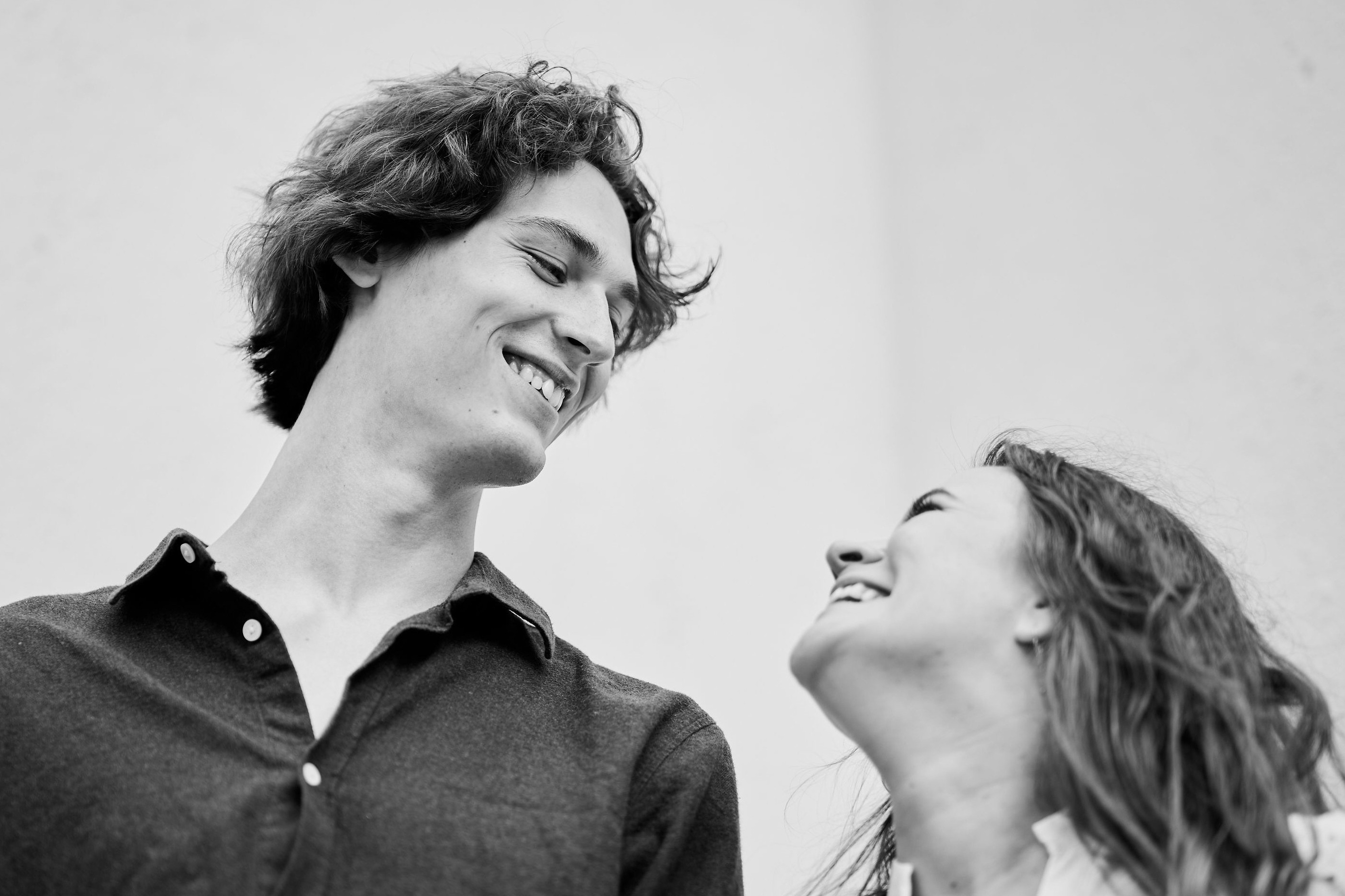 Vetle og Martine smiler til hverandre, bildet er svart-hvitt